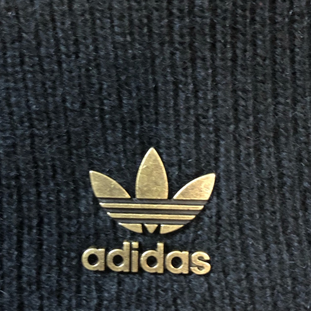 🆕 adidas Originals Metal Badge Beanie - Picture 3 of 6